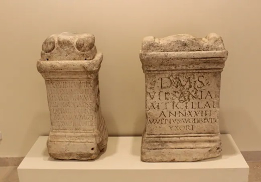 Aras funerarias que se restaurarán durante este año. Son las piezas más antiguas del museo. Yaiza Cobos