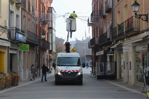 Instalación de las luces navideñas en una céntrica calle de Medina del Campo // Foto: Paula de la Fuente