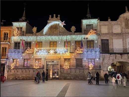 Iluminación navideña en la Plaza Mayor de Medina // Fotos: La Voz