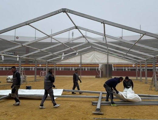 Carpa ubicada en la Plaza de Toros de Medina del Campo. Proceso de montaje