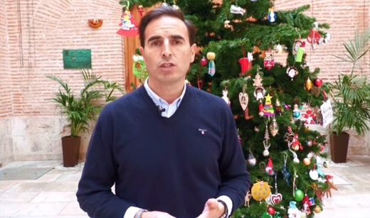 Guzmán Gómez felicita la Navidad frente al Árbol de la Esperanza