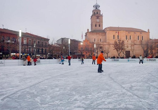 Pista de hielo instalada en una edición anterior en Medina. R. J.