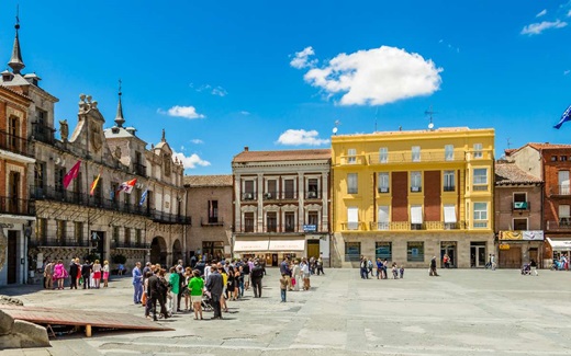 Plaza Mayor de la Hispanidad, Medina del Campo. | Shutterstock