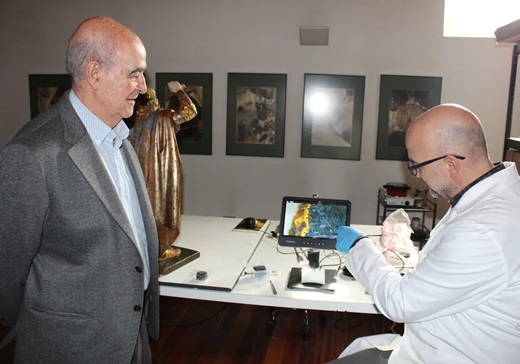 Juan Antonio del Sol y Francisco José Boldo con el nuevo microscopio. Yaiza Cobos