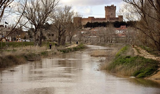 El rio Zapardiel a punto de desbordarse en Medina del Campo.