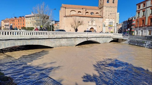 El rio Zapardiel a punto de desbordarse en Medina del Campo.