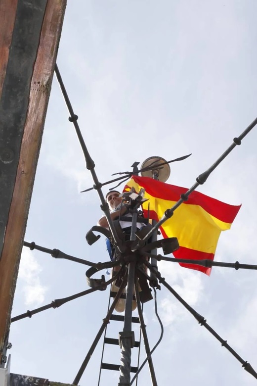 La multitudinria colocación de la bandera de las Fiestas de San Antolín. ( REPORTAJE FOTOGRÁFICO )