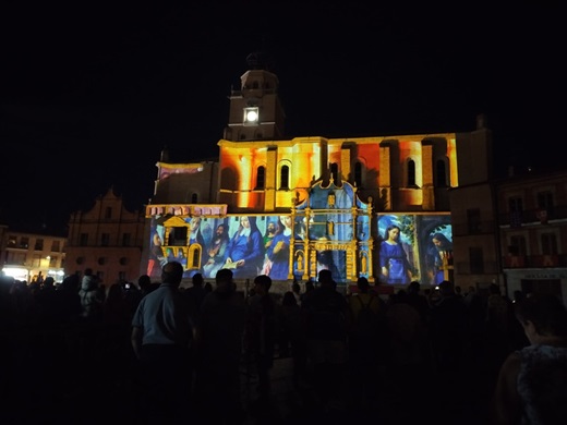 Mapping “El último viaje” de los cubanos Alberto Santos y Gerard Martínez, realizado con herramientas de inteligencia artificial, en homenaje a la reina Isabel la Católica, proyectado en la Colegiata.