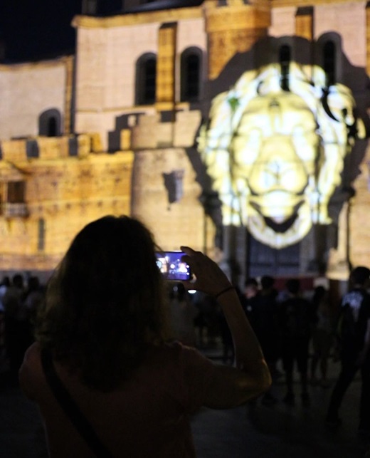 Detalle del mapping “Lágrimas de Medina” de Álvaro Gutiérrez y Sara Salgado, proyectado en las fachadas de la Colegiata, la Oficina de Turismo y el Ayuntamiento. Ambos son los productores generales del festival, y emprenden con las productoras Álvaro Visuales y MásMultimedia Álvaro y Sara.