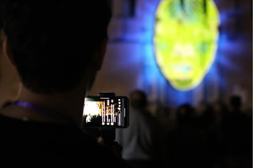 Con el crepúsculo de la novena edición de Mapping Me!, la esencia de la Semana Renacentista parece entrelazarse con los muros de Medina del Campo, como un eco de tiempos pasados que se reinventa en cada proyección