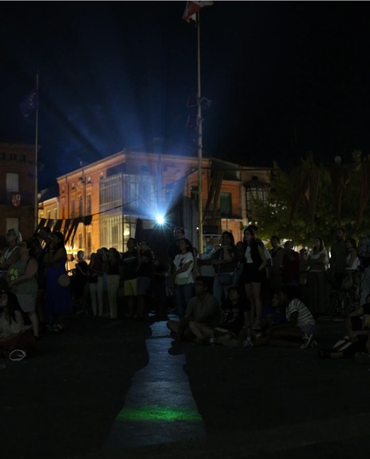 Un proyector de 30,000 lúmenes ilumina la fachada de la Colegiata de San Antolín.