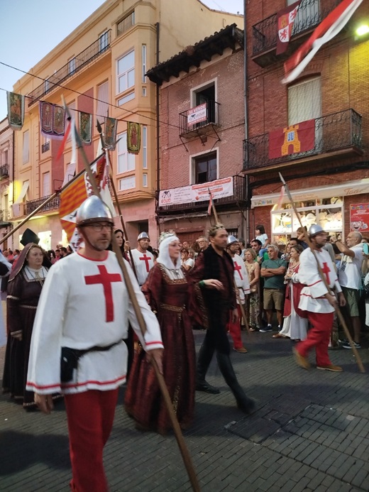 Escenas de época que interpretan a Isabel y Fernando, los Reyes Católicos, quienes transformaron este territorio en un centro económico y comercial destacado como la Villa de las Ferias.