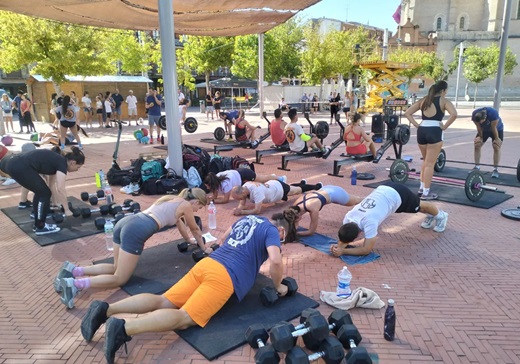 Participantes de la exhibición de crossfit en el Plaza Mayor de Medina del Campo Yaiza Cobos