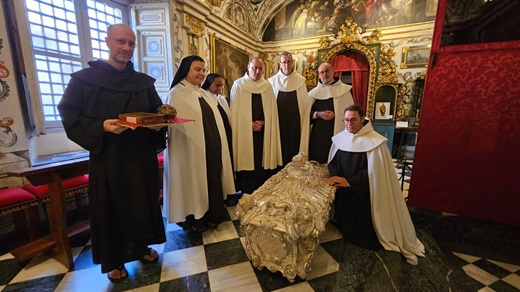 El sepulcro de plata, fuera del camarín, antes de ser trasladado en procesión hasta la estancia donde se realizarán los trabajos científicos OCD Ibérica