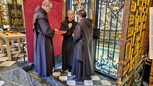 Momentos antes de la apertura del camarín en que se encuentra el sepulcro OCD Iberica