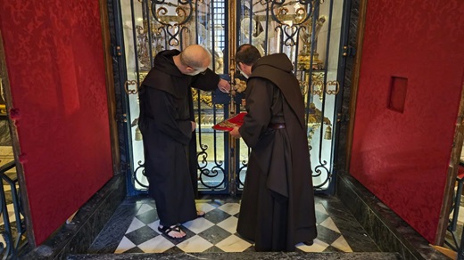 Momentos antes de la apertura del camarín en que se encuentra el sepulcro OCD Iberica