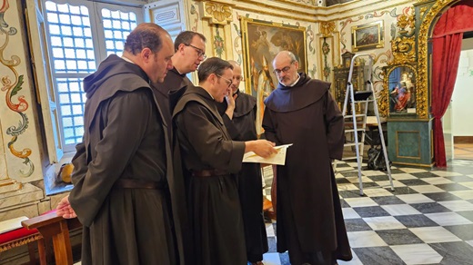 
Un momento previo a la apertura del camarín OCD Ibericacustodiadas por el convento de Alba de Tormes, el duque de Alba y el padre general de los Carmelitas en Roma OCD Iberica