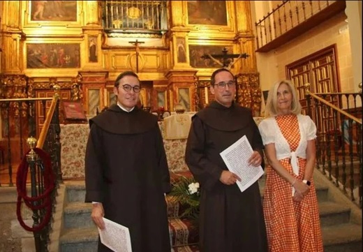 P. Miguel Márquez, superior general de la Orden, el prior de los Carmelitas Descalzos de Salamanca y Alba de Tormes, P. Miguel Ángel González, y la alcaldesa de Alba, Concepción Miguélez