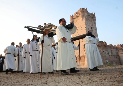 Procesión, esta mañana, junto al Castillo de la Mota de Medina del Campo. Jaci Navas