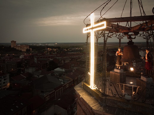 Encendido de la Cruz de los Maragatos en la Colegiata de San Antolín! 