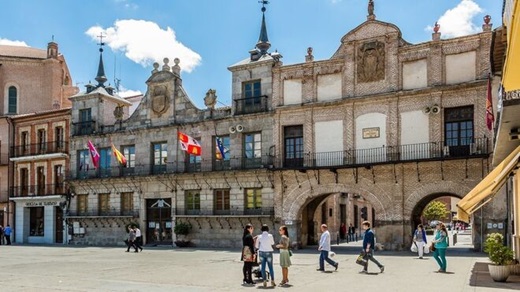 Fachada Casa Consistorial y la Casa del Cabildo o de los Arcos. Plaza Mayor de la Hispanidad de Medina del Campo. 