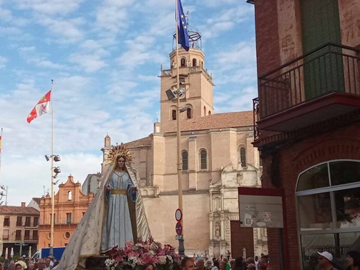 Nueva corona de la Virgen de la Alegría // Foto: Luci López
