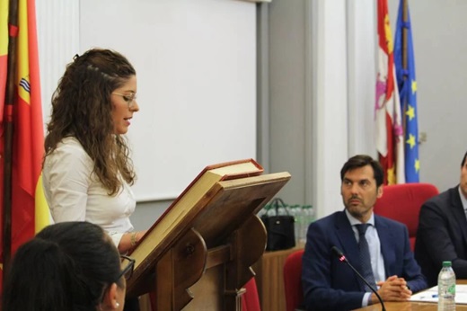 Atenea Santana en su toma de posesión como concejal de Medina del Campo // De la Fuente
