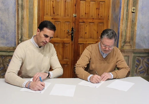 Guzmán Gómez y Jerónimo García firmando el convenio de colaboración Yaiza Cobos