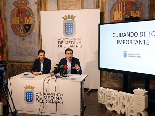 Luis Carlos Salcedo, concejal de Hacienda, y Guzmán Gómez, alcalde de Medina del Campo / Ayto. Medina del Campo