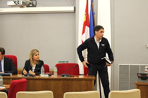 Alberto Amigo se marcha del pleno justo después de la votación // Paula de la Fuente Alberto Amigo se marcha del pleno justo después de la votación // Paula de la Fuente