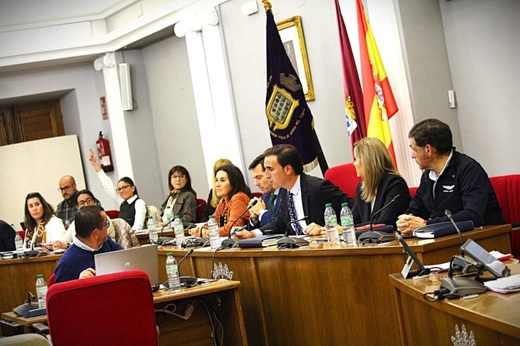 Atenea Santana vota en el sentido marcado por VOX; Alberto Amigo se posiciona en la postura de los populares // Paula de la Fuente Atenea Santana vota en el sentido marcado por VOX; Alberto Amigo se posiciona en la postura de los populares // Paula de la Fuente