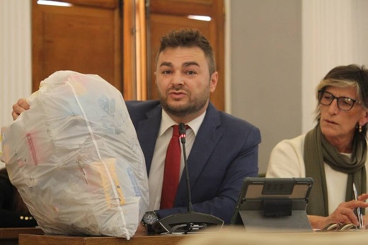 Luis Manuel Pascual muestra su bolsa de basura // Paula de la Fuente