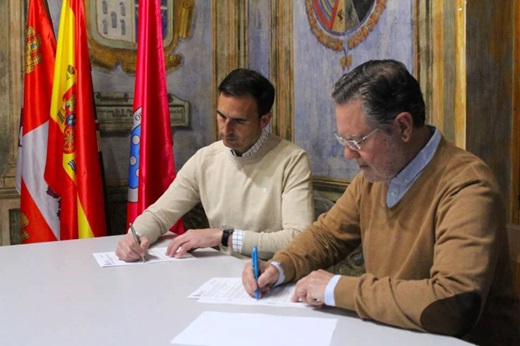 El alcalde de Medina del Campo y el presidente de la Junta Agropecuaria Local en la firma del convenio // Foto: La Voz