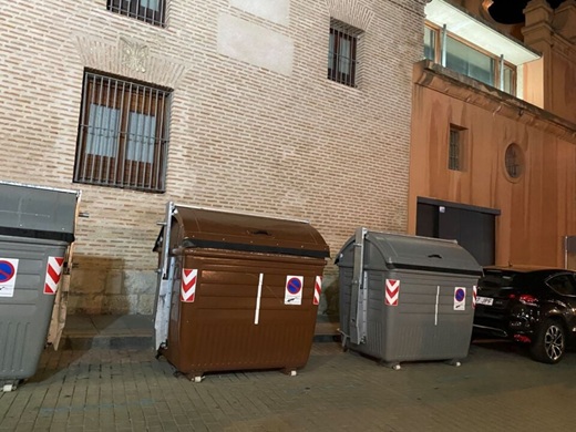 Contenedores actuales a las puertas de la Colegiata de San Antolín // Foto: La Voz de Medina Contenedores actuales a las puertas de la Colegiata de San Antolín // Foto: La Voz de Medina