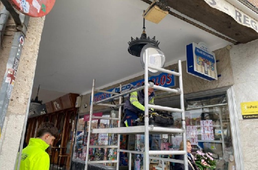 Instalación de nuevas farolas en la Plaza Mayor de la Hispanidad