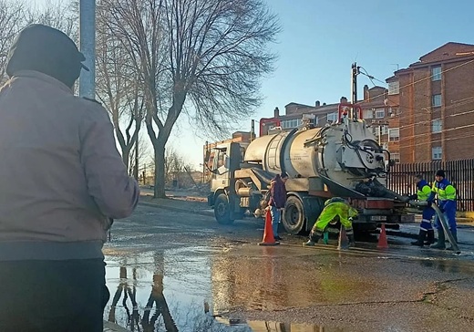 Los operarios trabajan para reparar los da&ntilde;os en una de las calles afectadas en Medina del Campo. Rodrigo