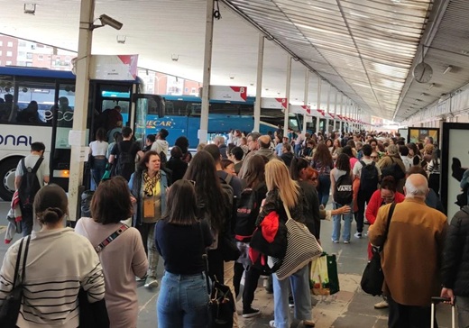 La estación de autobuses de Valladolid, ocupada por decenas de personas que esperan a su autobús en el andén. A. M.