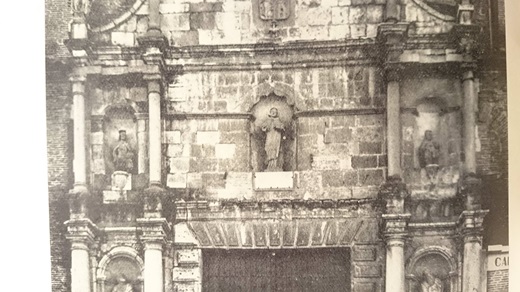 Fachada principal de la Iglesia Colegiata de San Antolín en Medina del Campo. Los reyes, San Fernando y San Hermenegildo, que estaban ubicadas en las hornacinas laterales de la iglesia.