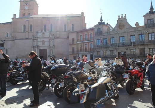 Yaiza Cobos: Excursión de Motauros a Medina del Campo, en imágenes La Plaza Mayor de la Hispanidad ha congregado a miles de moteros