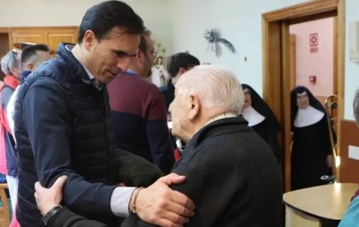 Guzmán Gómez en la tradicional visita a las residencias de la tercera edad de la localidad en Navidad // Fuente: Ayuntamiento de Medina del Campo