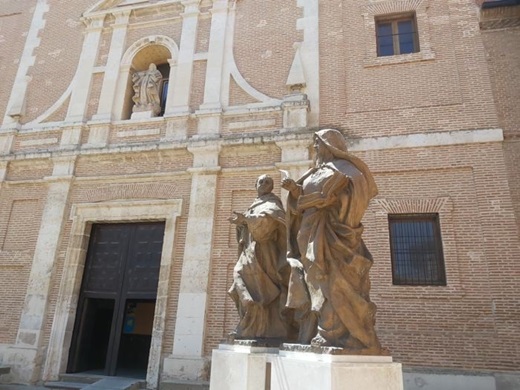 Estatua de San Juan de la Cruz junto a Santa Teresa