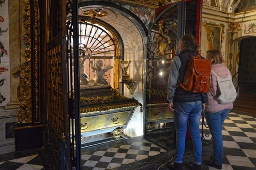 Como primer paso, el próximo domingo 23, los fieles podrán contemplar el sepulcro vacío de Santa Teresa a partir de las 13:30 horas