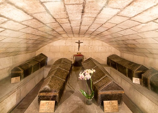 La Cripta, en ella está depositados los féretros reales, de plomo, identificados con la inicial de casa nombre sobre la cubierta; en el centro, los Reyes Católicos sobre una plataforma de cantería; a los lados, sobre el poyo corrido que circunda el interior los féretros de Dª. Juana y D. Felipe y el pequeño atauz del príncipe de Asturias, D. Miguel. En la pared frontal un pequeño crucifijo de madera de estilo gótico preside la cripta. También estuvieron depositados aquí, antes de su traslado al Escorial, en 1754, los cadáveres de la emperatriz Dª Isabel de Portugal, de la princesa Dª. María y de los infantes D. Fernando y D. Juan, hijos del emperador.