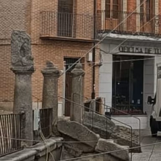 Medina usa las columnas de la Colegiata como anclaje de los hinchables navide&ntilde;os&nbsp;/&nbsp;Asociaci&oacute;n por el Patrimonio de Valladolid