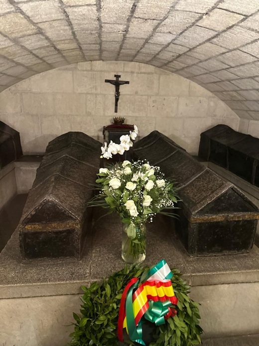 Los Reyes Católicos, Isabel y Fernando, están enterrados en la Cripta de la Capilla Real de Granada, en féretros de plomo bajo los impresionantes mausoleos de mármol que encargó el emperador Carlos I, su nieto, quien ordenó su traslado allí en 1521 desde su primer enterramiento en la Alhambra. Los Reyes Católicos, Isabel y Fernando, están enterrados en la Cripta de la Capilla Real de Granada, en féretros de plomo bajo los impresionantes mausoleos de mármol que encargó el emperador Carlos I, su nieto, quien ordenó su traslado allí en 1521 desde su primer enterramiento en la Alhambra.