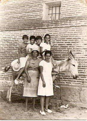 La señora España con varias alumnas del colegio Patrocinio de María en Madrid durante la estancia de 20 días en el hospital.