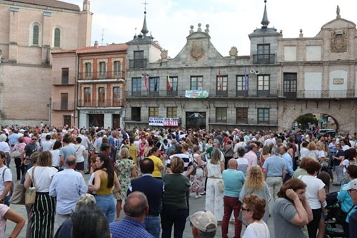 Manifestacion vecinos y autoridades politicas Medina del Campo supresion paradas AVE Renfe