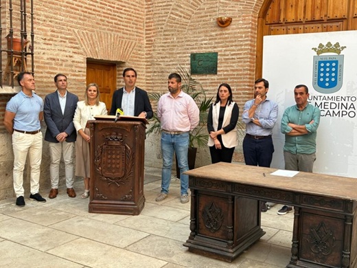 Parte de la corporación y el secretario municipal, Ángel Lorenzo, en la toma de posesión // La Voz