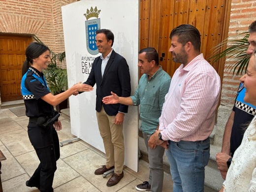 Una de las nuevas agentes en su toma de posesión. Guzmán Gómez, Ángel Lorenzo, Borja del Barrio y Raquel Barbado // La Voz
