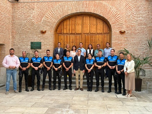 Los nuevos agentes junto al inspector jefe de la PL y parte de la corporación municipal // La Voz